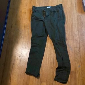 Mid rise almost high rise. Army green jean material pants. Size 8.
